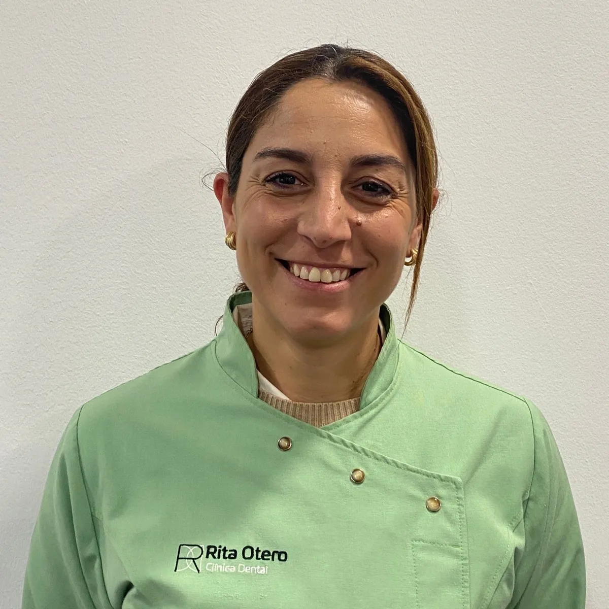 Ana Abalde Corral, auxiliar de la Clínica Dental Rita Otero, sonriendo
