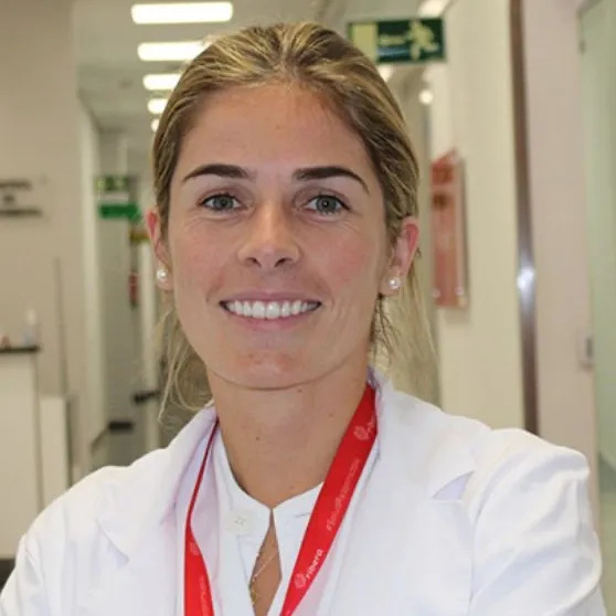 Profesional del equipo de la Clínica Dental Rita Otero en el pasillo de la clínica